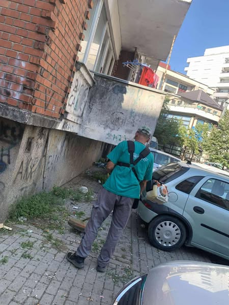 Pastrim, kositje dhe mirëmbajtje në hapësirat pranë banesave kolektive