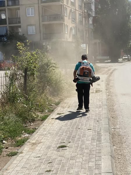 🧹🌿 Punëtorët tanë të përkushtuar kanë hequr mbeturinat 🚮 dhe kanë pastruar trotuaret 🚶‍♂️🚶‍♀️ tek Tregu i Gjelbër🌳.