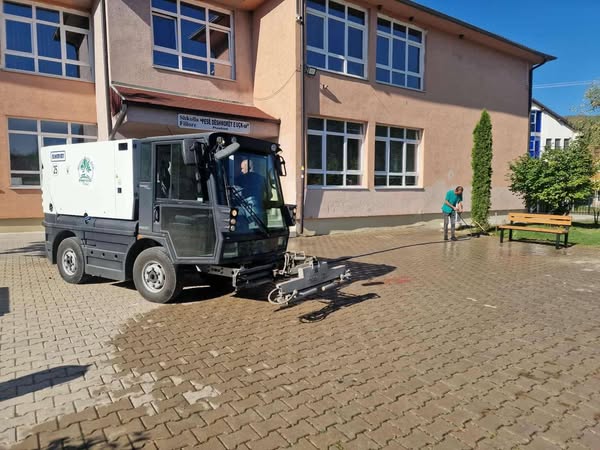 Punëtorët tanë me përkushtim dhe zemër të madhe kanë kontribuar në pastrimin dhe gjelbërimin e vendbanimeve tona