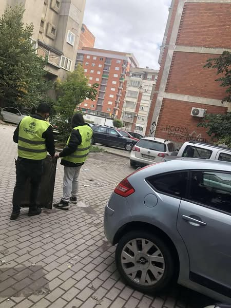 Edhe pse ditët janë ftohur dhe shiu nuk ndalet, punëtorët tanë të përkushtuar të NPL "Ambienti" Sh.A vazhdojnë me plot zell misionin e tyre për një mjedis më të pastër dhe më të bukur për të gjithë!